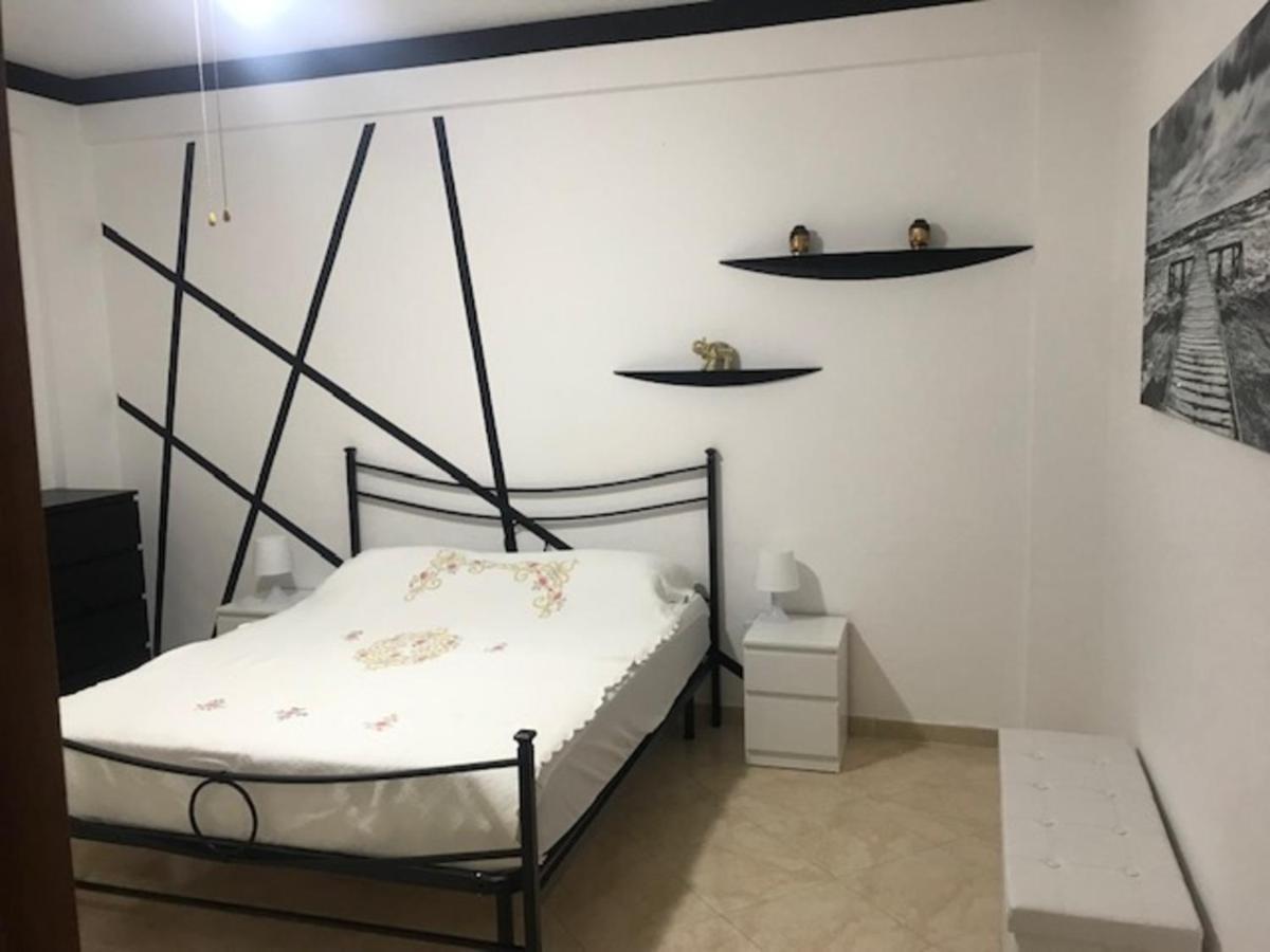 Appartamento 60 Mq A 800 Mt Dalla Spiaggia คาปาชิ ภายนอก รูปภาพ